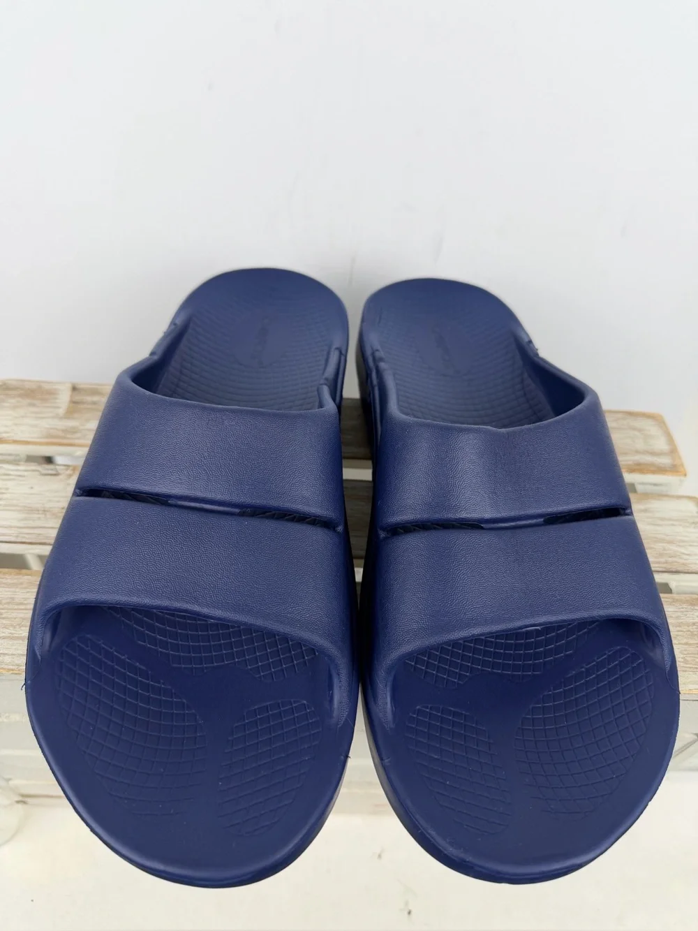 OOFOS Recovery slides in navy impact-absorbing foam technology unisex W11 M9